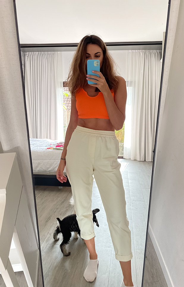 how it works woman taking selfie